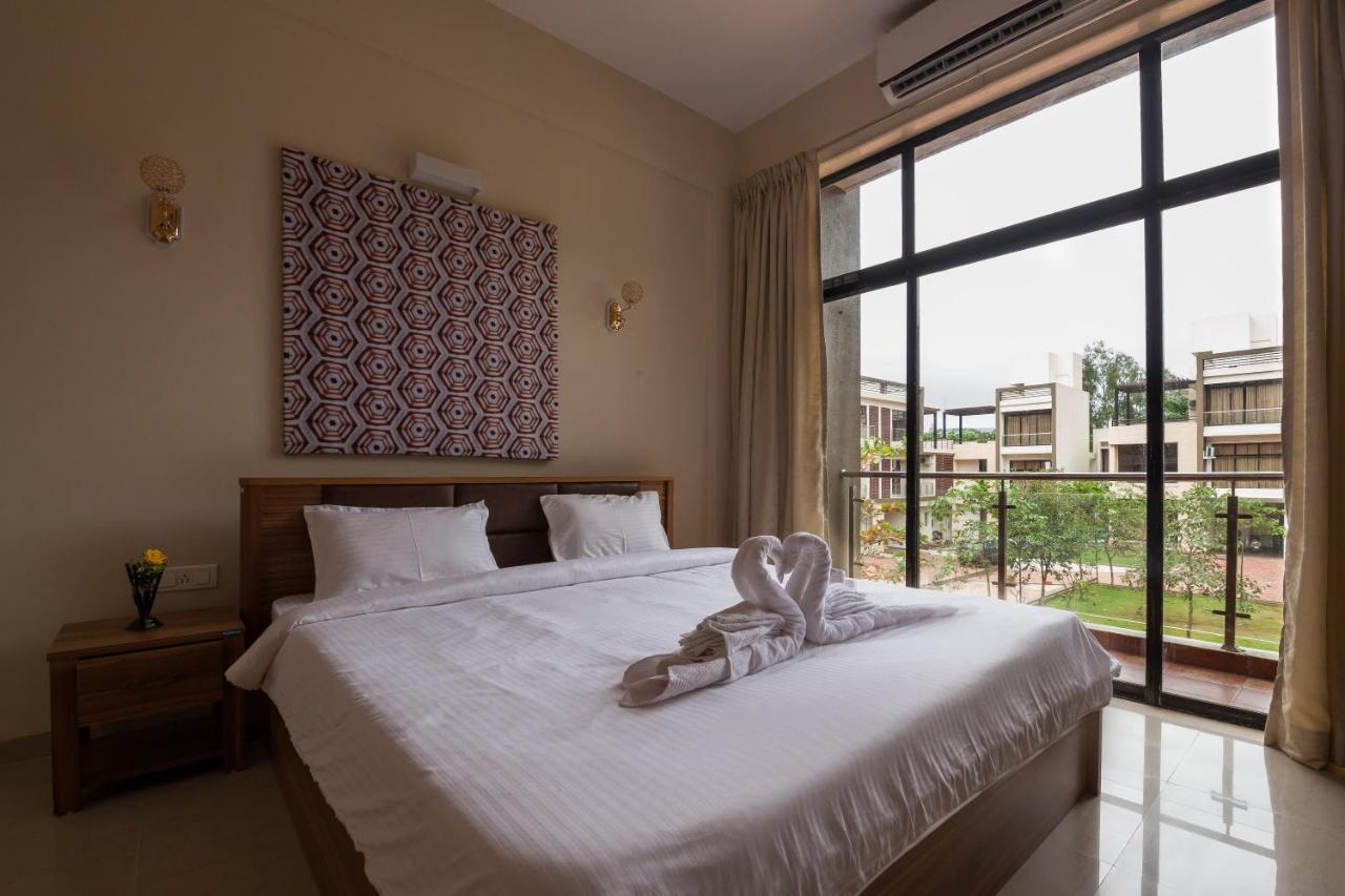 Stayvista'S Greenwoods Villa 10 - City-Center Villa With Private Pool, Terrace, Lift & Carrom Board Lonavala Esterno foto