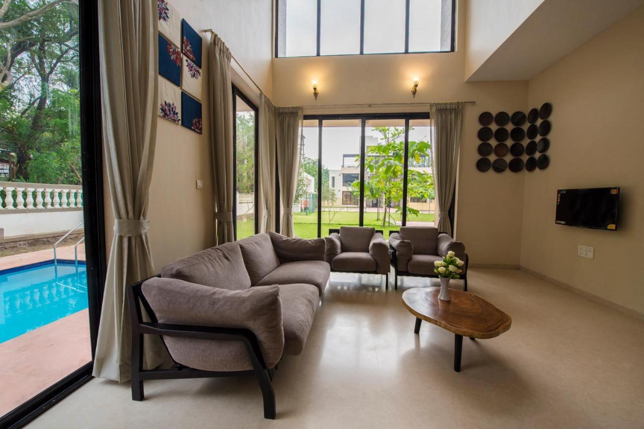 Stayvista'S Greenwoods Villa 10 - City-Center Villa With Private Pool, Terrace, Lift & Carrom Board Lonavala Esterno foto